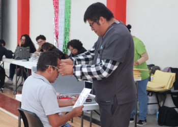 Baltazar Narciso y Reyna Córdova fortalecen la salud visual de familias de Xiutetelco con entrega de lentes gratuitos